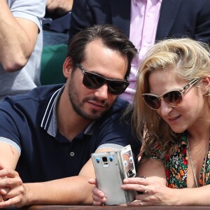 Marilou Berry et son compagnon - Les célébrités dans les tribunes lors des internationaux de France de Roland-Garros à Paris, le 4 juin 2017. © Dominique Jacovides-Cyril Moreau/Bestimage