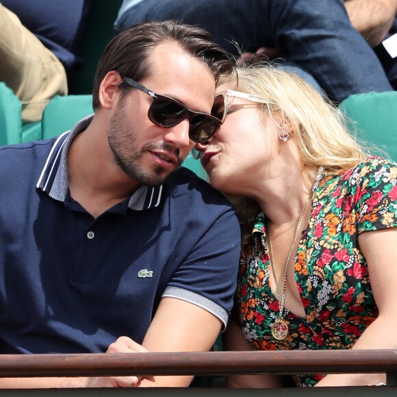 Marilou Berry et son nouveau chéri - Les célébrités dans les tribunes lors des internationaux de France de Roland-Garros à Paris, le 4 juin 2017. © Dominique Jacovides-Cyril Moreau/Bestimage