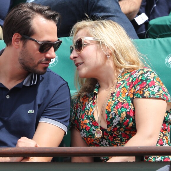 Marilou Berry et son compagnon - Les célébrités dans les tribunes lors des internationaux de France de Roland-Garros à Paris, le 4 juin 2017. © Dominique Jacovides-Cyril Moreau/Bestimage