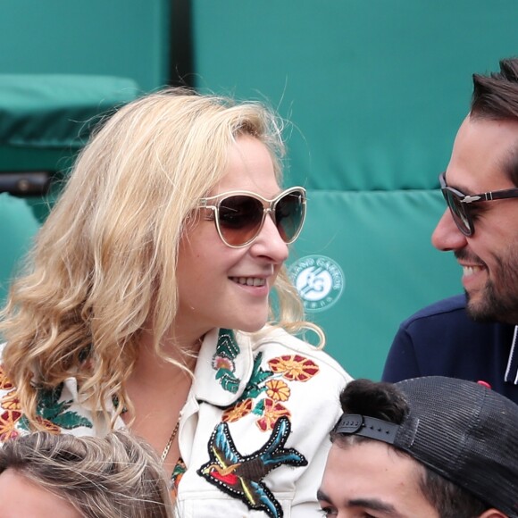 Marilou Berry et son compagnon - Les célébrités dans les tribunes lors des internationaux de France de Roland-Garros à Paris, le 4 juin 2017. © Dominique Jacovides-Cyril Moreau/Bestimage