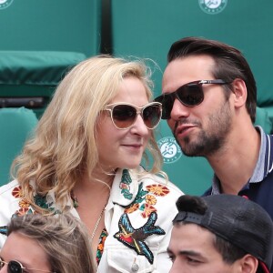 Marilou Berry et son compagnon - Les célébrités dans les tribunes lors des internationaux de France de Roland-Garros à Paris, le 4 juin 2017. © Dominique Jacovides-Cyril Moreau/Bestimage