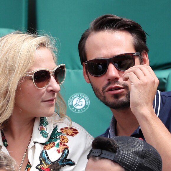 Marilou Berry et son compagnon - Les célébrités dans les tribunes lors des internationaux de France de Roland-Garros à Paris, le 4 juin 2017. © Dominique Jacovides-Cyril Moreau/Bestimage