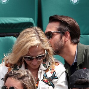 Marilou Berry et son compagnon - Les célébrités dans les tribunes lors des internationaux de France de Roland-Garros à Paris, le 4 juin 2017. © Dominique Jacovides-Cyril Moreau/Bestimage