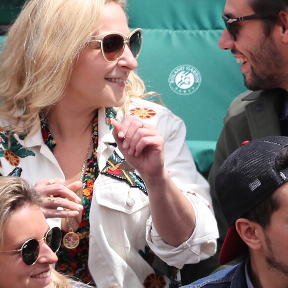 Marilou Berry et son compagnon - Les célébrités dans les tribunes lors des internationaux de France de Roland-Garros à Paris, le 4 juin 2017. © Dominique Jacovides-Cyril Moreau/Bestimage