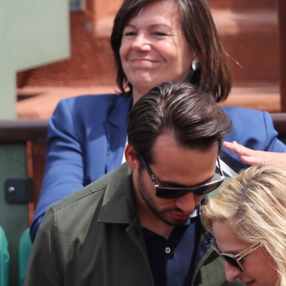 Marilou Berry et son compagnon - Les célébrités dans les tribunes lors des internationaux de France de Roland-Garros à Paris, le 4 juin 2017. © Dominique Jacovides-Cyril Moreau/Bestimage