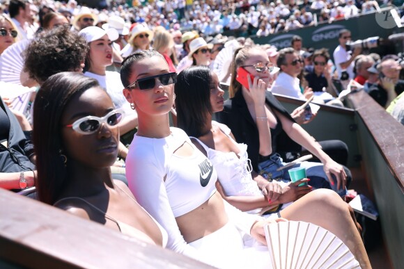 Bella Hadid assiste à la finale simple féminine de Roland-Garros opposant Jelena Ostapenko à Simona Halep. Paris, le 10 juin 2017.