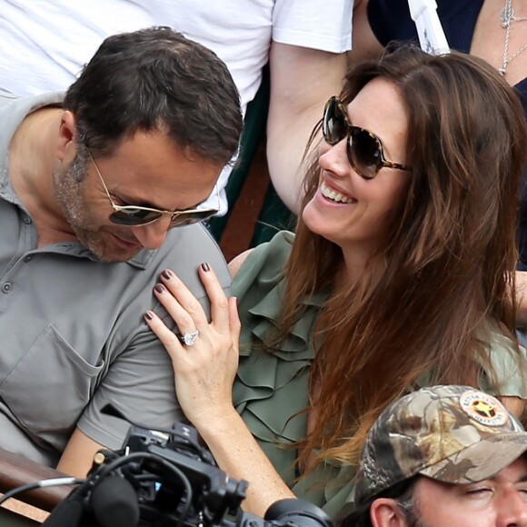 Arthur (Jacques Essebag) et sa compagne Mareva Galanter dans les tribunes lors de la finale homme des Internationaux de Tennis de Roland-Garros à Paris, le 11 juin 2017. © Jacovides-Moreau/Bestimage