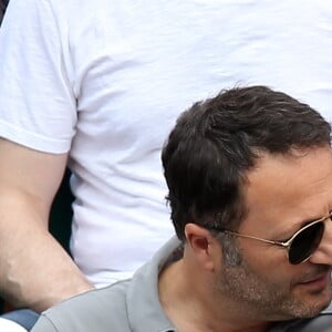 Arthur (Jacques Essebag) et sa compagne Mareva Galanter dans les tribunes lors de la finale homme des Internationaux de Tennis de Roland-Garros à Paris, le 11 juin 2017. © Jacovides-Moreau/Bestimage