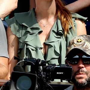 Arthur (Jacques Essebag) et sa compagne Mareva Galanter dans les tribunes lors de la finale homme des Internationaux de Tennis de Roland-Garros à Paris, le 11 juin 2017. © Jacovides-Moreau/Bestimage