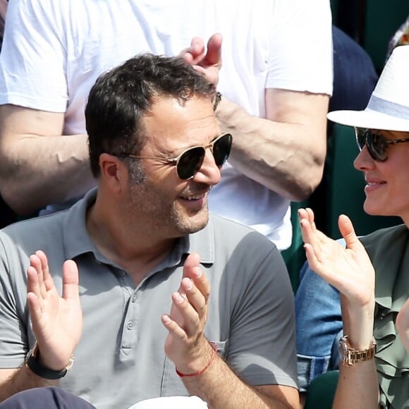 Arthur (Jacques Essebag) et sa compagne Mareva Galanter dans les tribunes lors de la finale homme des Internationaux de Tennis de Roland-Garros à Paris, le 11 juin 2017. © Jacovides-Moreau/Bestimage