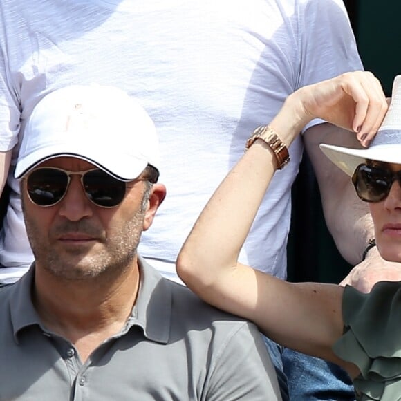 Arthur (Jacques Essebag) et sa compagne Mareva Galanter dans les tribunes lors de la finale homme des Internationaux de Tennis de Roland-Garros à Paris, le 11 juin 2017. © Jacovides-Moreau/Bestimage