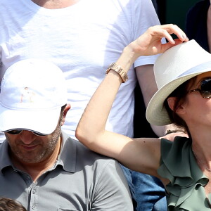 Arthur (Jacques Essebag) et sa compagne Mareva Galanter dans les tribunes lors de la finale homme des Internationaux de Tennis de Roland-Garros à Paris, le 11 juin 2017. © Jacovides-Moreau/Bestimage