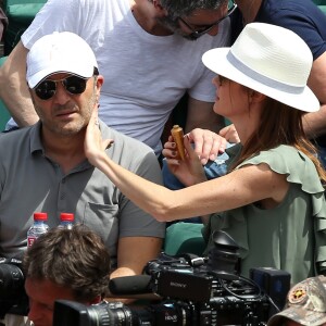 Arthur (Jacques Essebag) et sa compagne Mareva Galanter dans les tribunes lors de la finale homme des Internationaux de Tennis de Roland-Garros à Paris, le 11 juin 2017. © Jacovides-Moreau/Bestimage