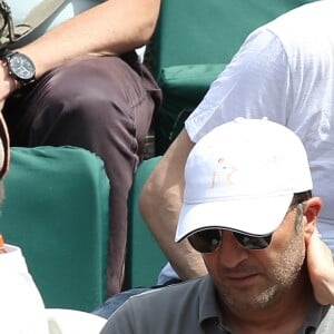 Arthur (Jacques Essebag) et sa compagne Mareva Galanter dans les tribunes lors de la finale homme des Internationaux de Tennis de Roland-Garros à Paris, le 11 juin 2017. © Jacovides-Moreau/Bestimage