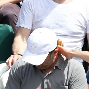 Arthur (Jacques Essebag) et sa compagne Mareva Galanter dans les tribunes lors de la finale homme des Internationaux de Tennis de Roland-Garros à Paris, le 11 juin 2017. © Jacovides-Moreau/Bestimage