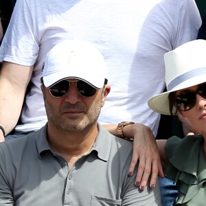 Arthur (Jacques Essebag) et sa compagne Mareva Galanter dans les tribunes lors de la finale homme des Internationaux de Tennis de Roland-Garros à Paris, le 11 juin 2017. © Jacovides-Moreau/Bestimage