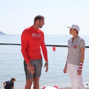 La princesse Charlene de Monaco et Alain Bernard - Journée "Water Safety Day, pour la prévention de la noyade" sur la plage du Larvotto à Monaco le 12 juin 2017.