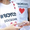 Dolce & Gabbana lance deux t-shirts "Boycott Dolce & Gabbana", inspirés de l'appel au boycott de la marque italienne suite à son soutien à Melania Trump.