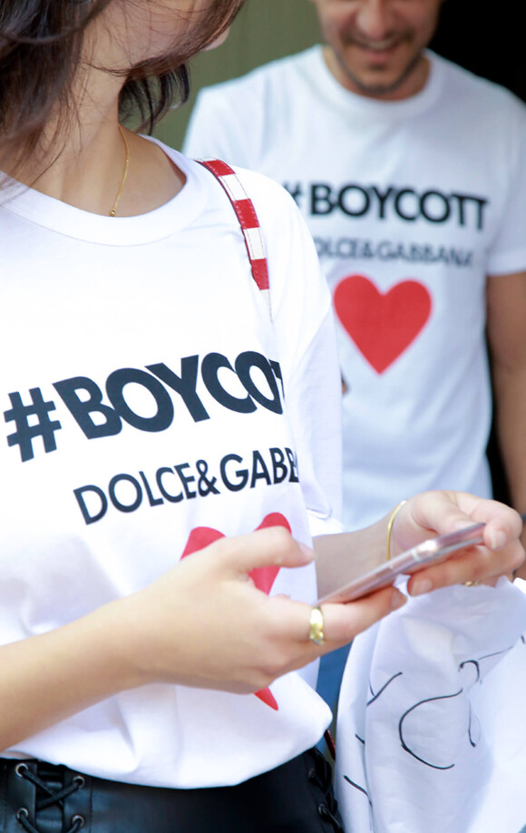 Dolce & Gabbana lance deux t-shirts "Boycott Dolce & Gabbana", inspirés de l'appel au boycott de la marque italienne suite à son soutien à Melania Trump.