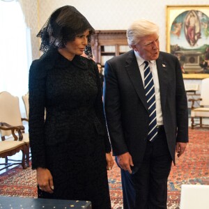 Melania (habillée d'un manteau Dolce & Gabbana), Donald Trump et le Pape François au Vatican. Le 24 mai 2017.