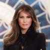 Portrait officiel de Melania Trump, habillée d'un blazer noir Dolce & Gabbana.