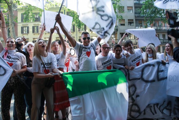 Stefano Gabbana et Domenico Dolce (au milieu) fêtent la sortie des t-shirts "Boycott Dolce & Gabbana".