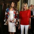 Mélania Trump (épouse du président américain Donald Trump, habillée d'un manteau Dolce &amp; Gabbana) et Brigitte Macron (femme du président français Emmanuel Macron en visite à Catane en Sicile le 26 mai 2017 © Sébastien Valiela / Bestimage
