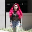 Bella Thorne, les cheveux teints en rose, arrive à un studio à Los Angeles, le 14 juin 2017.