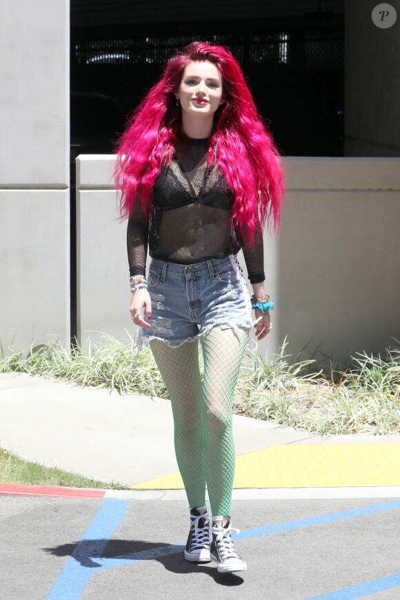 Bella Thorne, les cheveux teints en rose, arrive à un studio à Los Angeles, le 14 juin 2017.
