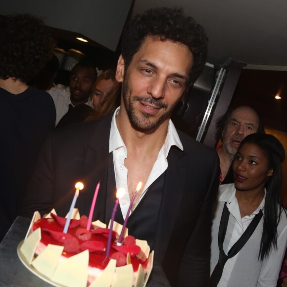 Tomer Sisley - Sandra Zeitoun de Matteis fête son 44ème anniversaire dans le nouveau bar branché de C. Lacourt, le "Fidèle" situé au 2 rue du Sabot dans le 6ème dont elle est en charge des relations publiques à Paris le 4 mai 2017. Sandra a tenu à accueillir ses invités et leurs remettre un précieux bracelet pour jouer au blind test ! © Thomas Cazzinaga / Bestimage