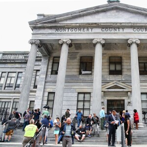 Bill Cosby arrive au tribunal de Montgomery County, le 10ème jour de son procès pour agression sexuelle, à Norristown, le 16 juin 2017. Devant le tribunal, de nombreuses personnes sont présentes, dont une partie des femmes qui ont accusé l'acteur: Lili Bernard, Linda Kirkpatrick, Jewel Allison, Caroline Heldman, et Therese Serignese.