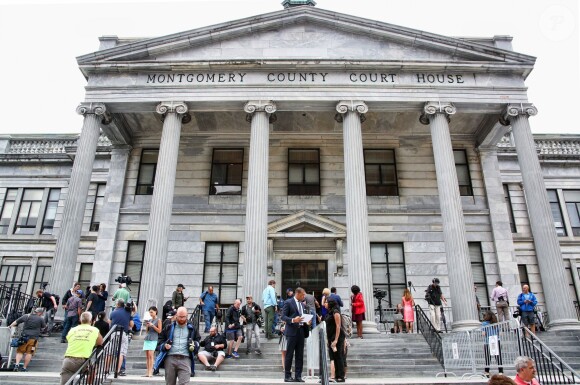 Bill Cosby arrive au tribunal de Montgomery County, le 10ème jour de son procès pour agression sexuelle, à Norristown, le 16 juin 2017. Devant le tribunal, de nombreuses personnes sont présentes, dont une partie des femmes qui ont accusé l'acteur: Lili Bernard, Linda Kirkpatrick, Jewel Allison, Caroline Heldman, et Therese Serignese.