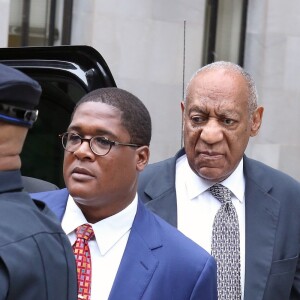 Bill Cosby arrive au tribunal de Montgomery County, le 10ème jour de son procès pour agression sexuelle, à Norristown, le 16 juin 2017.