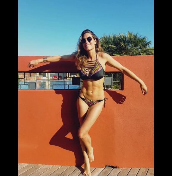 Laury Thilleman en vacances en Corse, pose en bikini Calzedonia sur Instagram le 18 juin 2017.