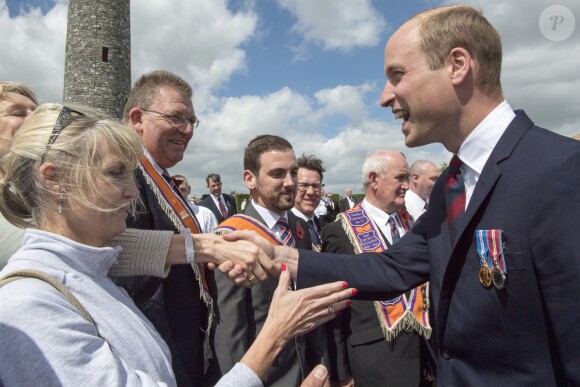 Le prince William, duc de Cambridge, la princesse Astrid de Belgique et le premier ministre irlandais Enda Kenny au Parc de Paix de l'ÎIe d'Irlande à Messines, le 7 juin 2017, lors de la commémoration de la Bataille de Messines.