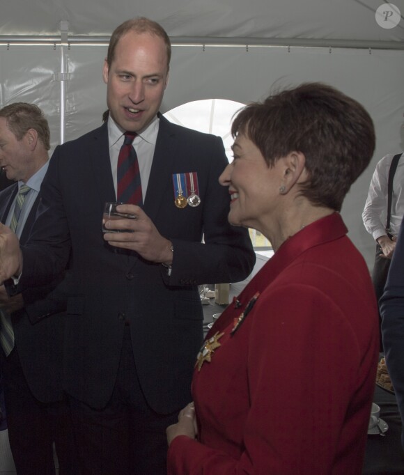 Le prince William, duc de Cambridge et le gouverneur général de Nouvelle-Zélande Patsy Reddy au Parc de Paix de l'ÎIe d'Irlande à Messines, le 7 juin 2017, lors de la commémoration de la Bataille de Messines.
