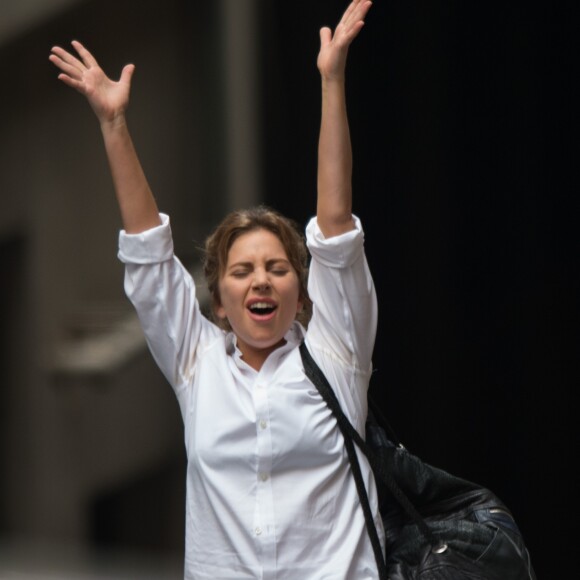 Exclusif - La chanteuse Lady Gaga chante dans la rue pour le tournage de "A star is born" à Los Angeles le 6 juin 2017.