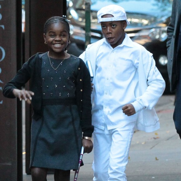 Les enfants de Madonna, Mercy James et David Banda posent pour les photographes a la sortie du centre de Kabbale a New York, le 23 novembre 2013