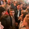 Exclusif - David Pujadas est allé boire un verre en bord de Seine, au port de Javel dans le 15e arrondissement de Paris, accompagné des journalistes de France 2, le 8 juin 2017. Ici en compagnie de Julian Bugier.