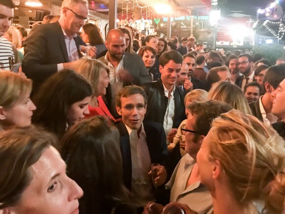 Exclusif - David Pujadas est allé boire un verre en bord de Seine, au port de Javel dans le 15e arrondissement de Paris, accompagné des journalistes de France 2, le 8 juin 2017. Ici en compagnie de Julian Bugier.