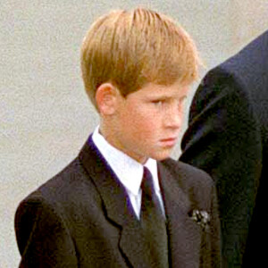 Le prince Harry a gardé un souvenir traumatisant des funérailles publiques de sa mère Lady Di, le 6 septembre 1997 à Londres. Agé de 12 ans et au côté de William (15 ans), il avait eu à marcher derrière le cercueil pendant une demi-heure jusqu'à l'abbaye de Westminster, sous le regard de millions de Britanniques et de téléspectateurs du monde entier.