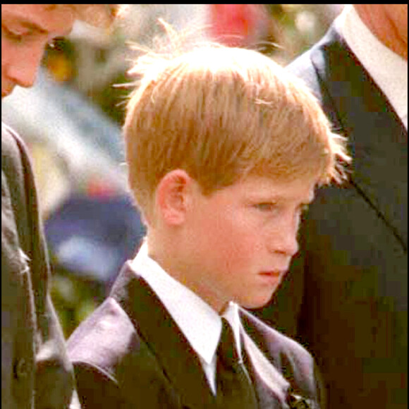 Le prince Harry a gardé un souvenir traumatisant des funérailles publiques de sa mère Lady Di, le 6 septembre 1997 à Londres. Agé de 12 ans et au côté de William (15 ans), il avait eu à marcher derrière le cercueil jusqu'à l'abbaye de Westminster, sous le regard de millions de Britanniques et de téléspectateurs du monde entier.
