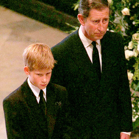 Le prince Harry a gardé un souvenir traumatisant des funérailles publiques de sa mère Lady Di, le 6 septembre 1997 à Londres. Agé de 12 ans et au côté de William (15 ans), il avait eu à marcher derrière le cercueil pendant une demi-heure jusqu'à l'abbaye de Westminster, sous le regard de millions de Britanniques et de téléspectateurs du monde entier.