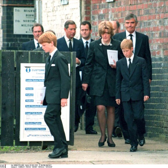 Le prince Harry a gardé un souvenir traumatisant des funérailles publiques de sa mère Lady Di, le 6 septembre 1997 à Londres. Agé de 12 ans et au côté de William (15 ans), il avait eu à marcher derrière le cercueil pendant une demi-heure jusqu'à l'abbaye de Westminster, sous le regard de millions de Britanniques et de téléspectateurs du monde entier.