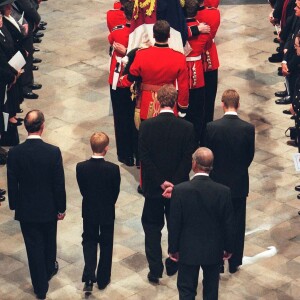 Le prince Harry a gardé un souvenir traumatisant des funérailles publiques de sa mère Lady Di, le 6 septembre 1997 à Londres. Agé de 12 ans et au côté de William (15 ans), il avait eu à marcher derrière le cercueil pendant une demi-heure jusqu'à l'abbaye de Westminster, sous le regard de millions de Britanniques et de téléspectateurs du monde entier.