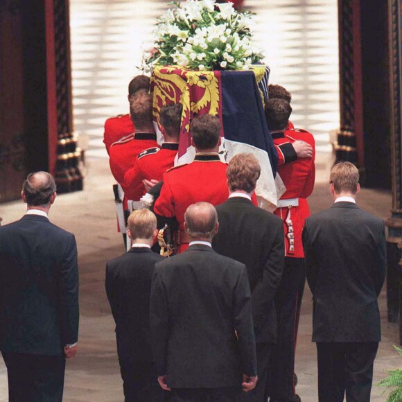 Le prince Harry a gardé un souvenir traumatisant des funérailles publiques de sa mère Lady Di, le 6 septembre 1997 à Londres. Agé de 12 ans et au côté de William (15 ans), il avait eu à marcher derrière le cercueil pendant une demi-heure jusqu'à l'abbaye de Westminster, sous le regard de millions de Britanniques et de téléspectateurs du monde entier.