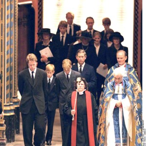 Le prince Harry a gardé un souvenir traumatisant des funérailles publiques de sa mère Lady Di, le 6 septembre 1997 à Londres. Agé de 12 ans et au côté de William (15 ans), il avait eu à marcher derrière le cercueil pendant une demi-heure jusqu'à l'abbaye de Westminster, sous le regard de millions de Britanniques et de téléspectateurs du monde entier.