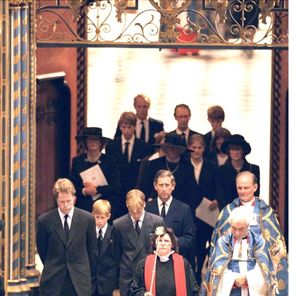 Le prince Harry a gardé un souvenir traumatisant des funérailles publiques de sa mère Lady Di, le 6 septembre 1997 à Londres. Agé de 12 ans et au côté de William (15 ans), il avait eu à marcher derrière le cercueil pendant une demi-heure jusqu'à l'abbaye de Westminster, sous le regard de millions de Britanniques et de téléspectateurs du monde entier.