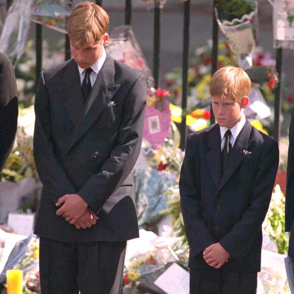 Le prince Harry a gardé un souvenir traumatisant des funérailles publiques de sa mère Lady Di, le 6 septembre 1997 à Londres. Agé de 12 ans et au côté de William (15 ans), il avait eu à marcher derrière le cercueil pendant une demi-heure jusqu'à l'abbaye de Westminster, sous le regard de millions de Britanniques et de téléspectateurs du monde entier.