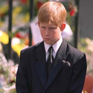 Le prince Harry a gardé un souvenir traumatisant des funérailles publiques de sa mère Lady Di, le 6 septembre 1997 à Londres. Agé de 12 ans et au côté de William (15 ans), il avait eu à marcher derrière le cercueil pendant une demi-heure jusqu'à l'abbaye de Westminster, sous le regard de millions de Britanniques et de téléspectateurs du monde entier.